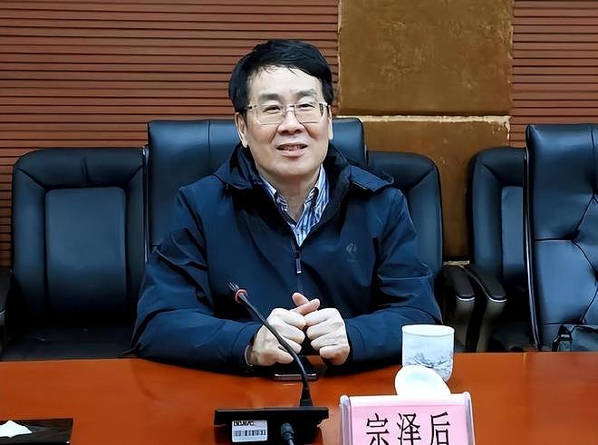 同样是花宗庆后的钱，对比杜建英和宗馥莉的珠宝，两人差距好大（组图） - 3
