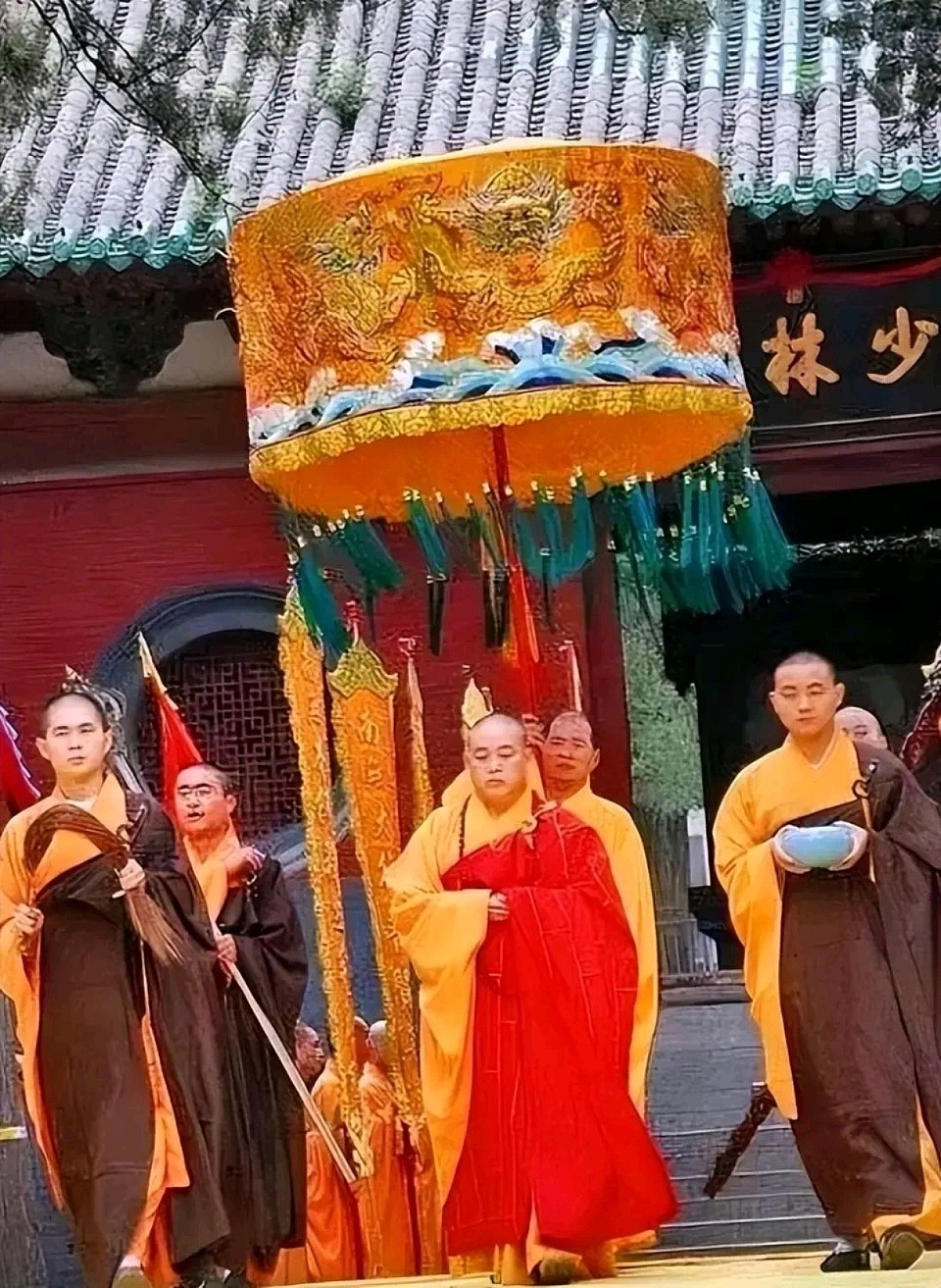 释永信被查！奥尼尔三观要毁？曾获赠金佛+少林膏药，热泪盈眶求保佑（组图） - 1