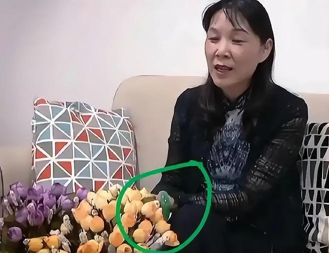 同样是花宗庆后的钱，对比杜建英和宗馥莉的珠宝，两人差距好大（组图） - 12