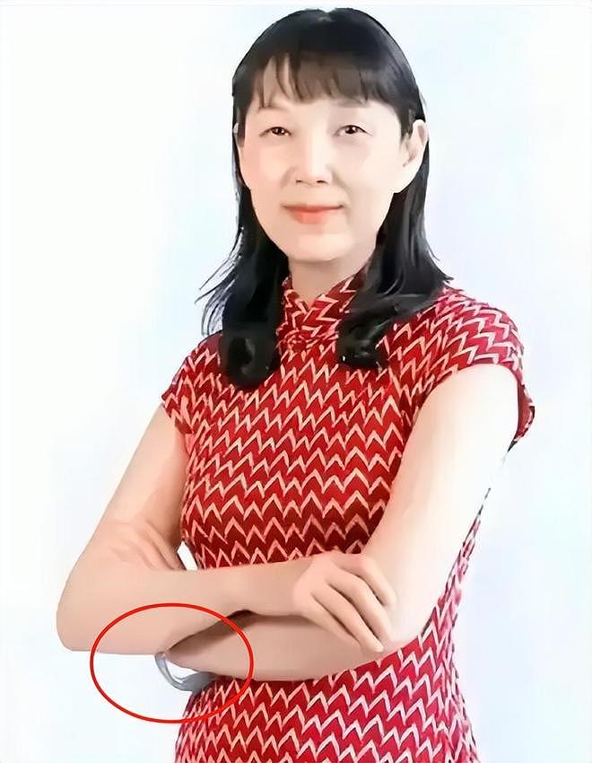 同样是花宗庆后的钱，对比杜建英和宗馥莉的珠宝，两人差距好大（组图） - 18