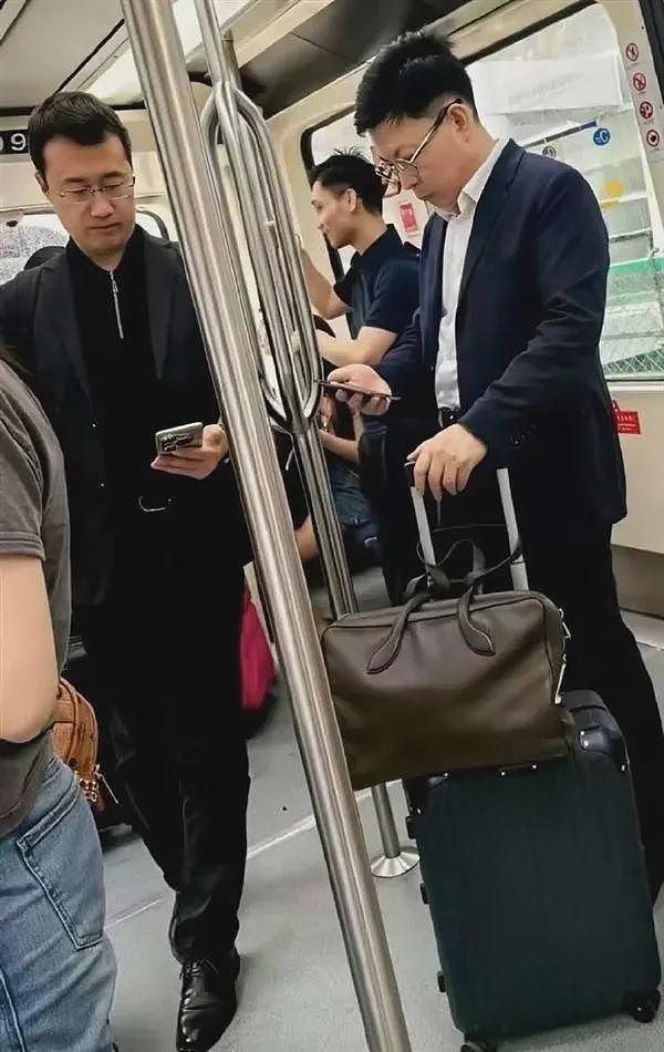 余承东在商场溜达被偶遇,买了两个小蛋糕,满脸笑容(组图) - 2