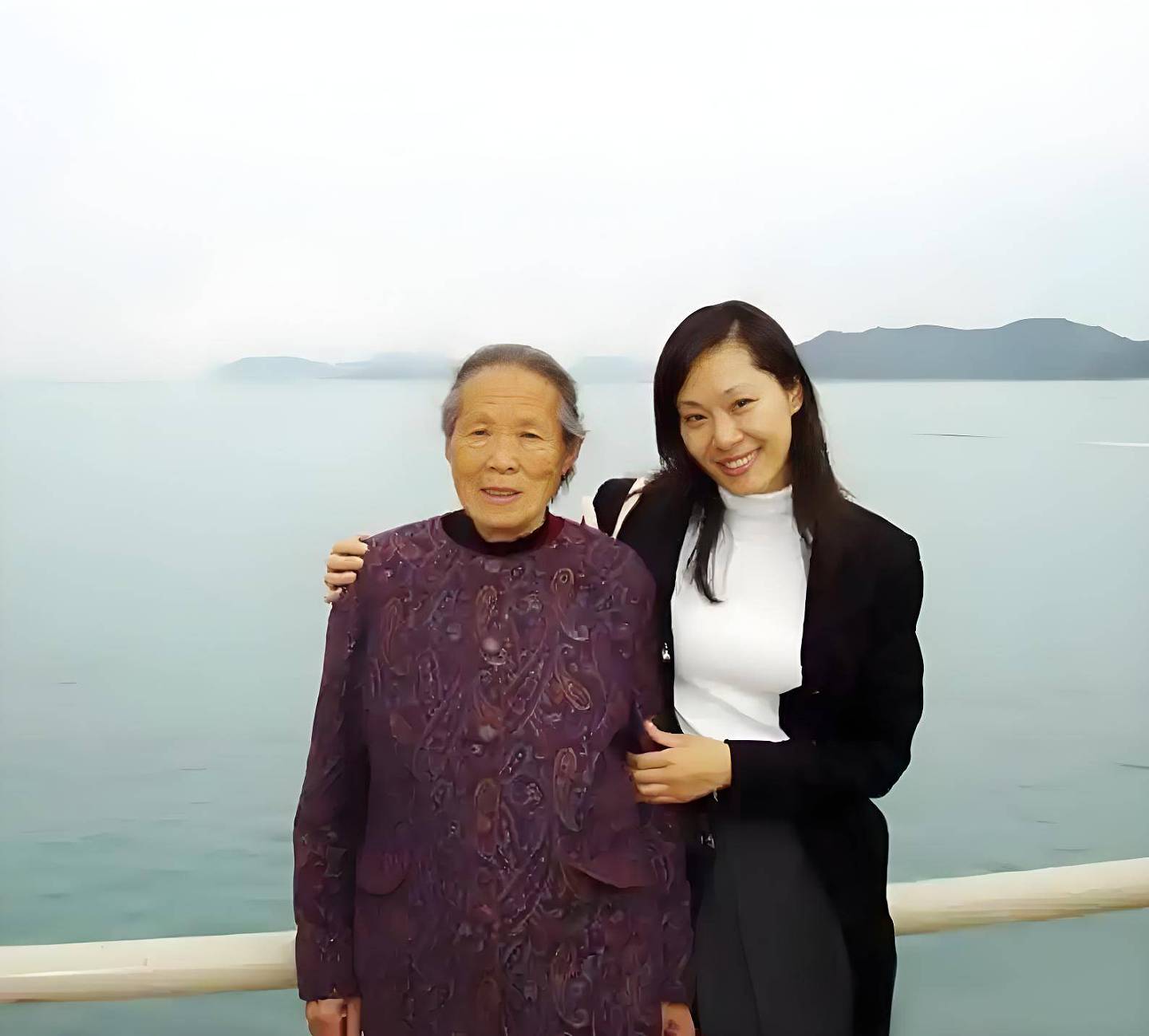 于文华：网友吐槽她故意装脚疼晒豪车，姨妈改变了她的命运（组图） - 7