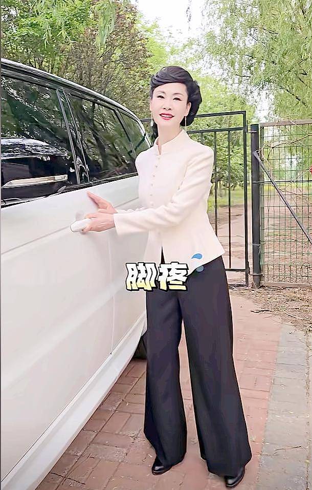 于文华：网友吐槽她故意装脚疼晒豪车，姨妈改变了她的命运（组图） - 5