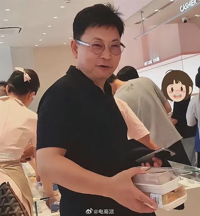 余承东在商场溜达被偶遇,买了两个小蛋糕,满脸笑容(组图) - 1
