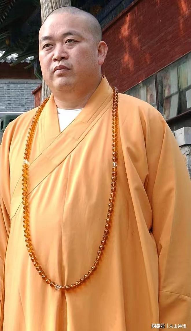 纸醉金迷！释永信此前出席活动阵仗堪比皇上，8串佛珠价值连城…（组图） - 6