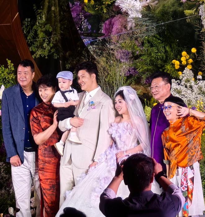 金龟子王宁女儿办婚礼，何炅因工作缺席，一家7口同框身高差好大（组图） - 3