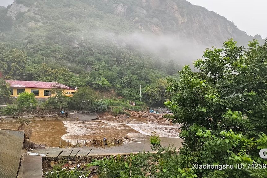 北京洪水引发山体滑坡，暴雨造成河北四人死亡（图） - 1