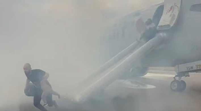 突发,墨尔本机场波音737撞了,机身巨大裂口!另一架737浓烟滚滚,数百乘客逃命(组图) - 10