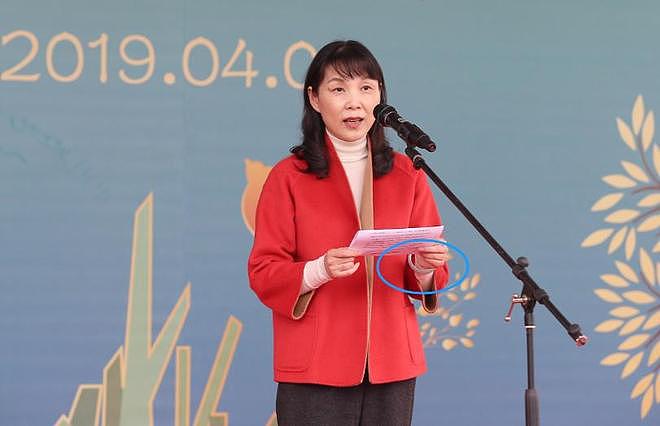 同样是花宗庆后的钱，对比杜建英和宗馥莉的珠宝，两人差距好大（组图） - 6