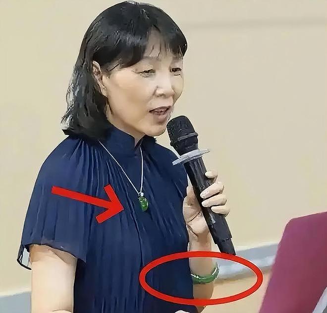 同样是花宗庆后的钱，对比杜建英和宗馥莉的珠宝，两人差距好大（组图） - 15