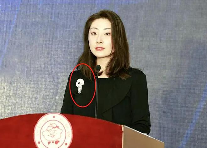 同样是花宗庆后的钱，对比杜建英和宗馥莉的珠宝，两人差距好大（组图） - 30