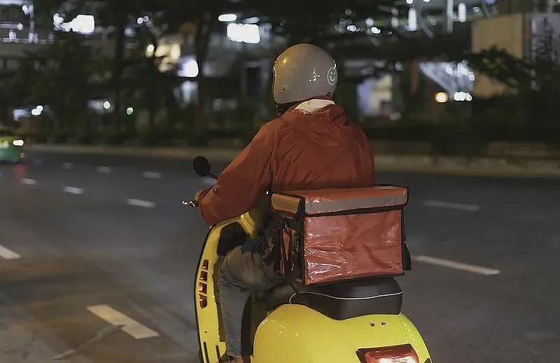 公职人员下班送外卖,为啥争议这么大(视频/图) - 1