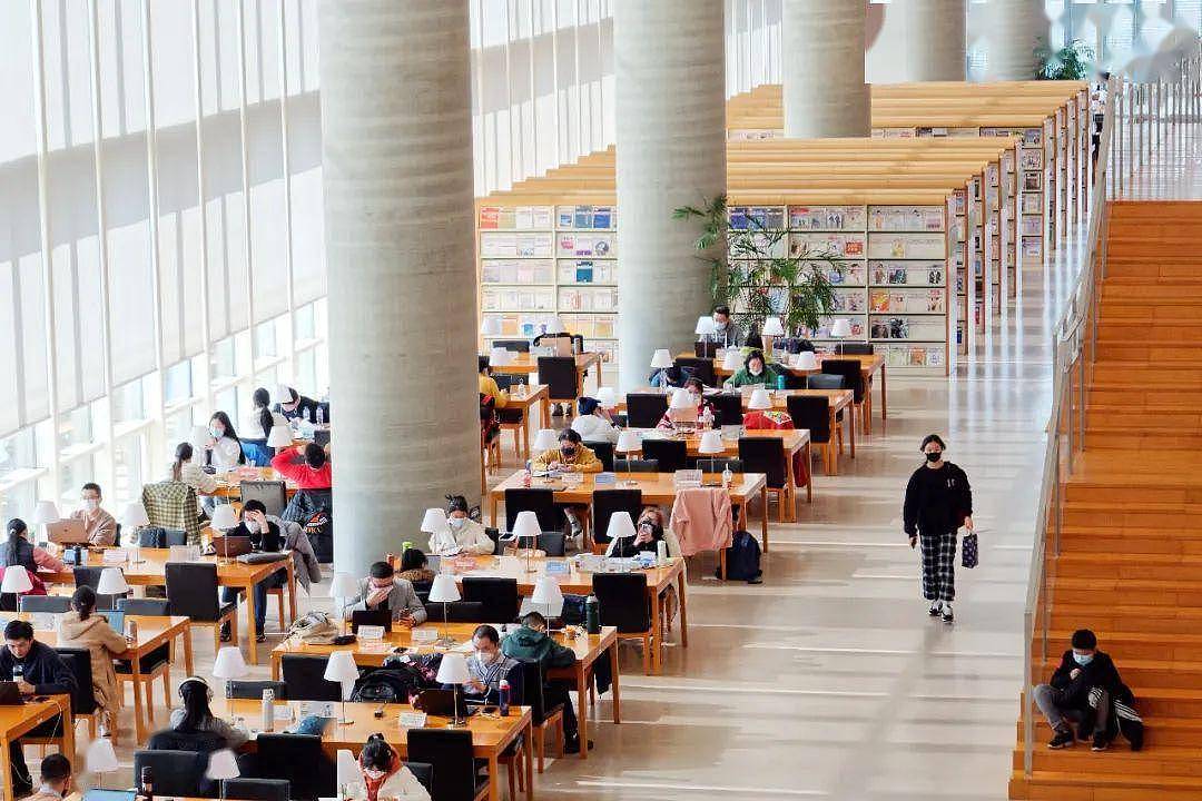 中国图书馆坐满用功的成年人,但毫无意义(组图) - 1