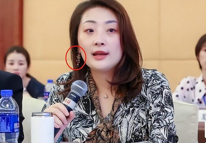同样是花宗庆后的钱，对比杜建英和宗馥莉的珠宝，两人差距好大（组图） - 25