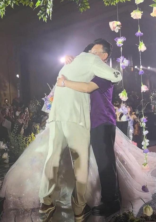 金龟子王宁女儿办婚礼，何炅因工作缺席，一家7口同框身高差好大（组图） - 2