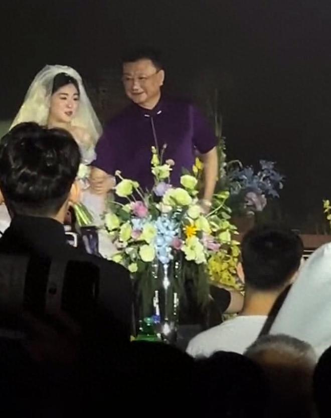 金龟子王宁女儿办婚礼，何炅因工作缺席，一家7口同框身高差好大（组图） - 1