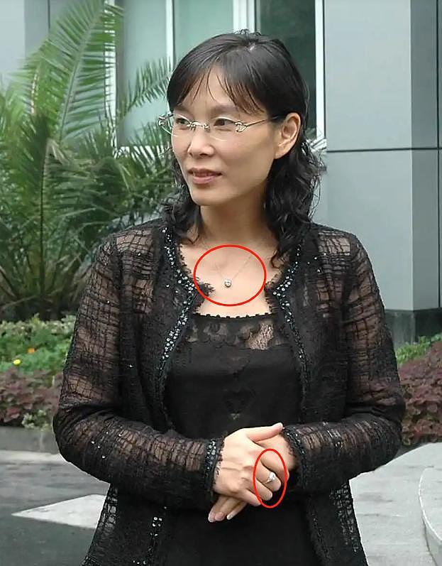 同样是花宗庆后的钱，对比杜建英和宗馥莉的珠宝，两人差距好大（组图） - 7