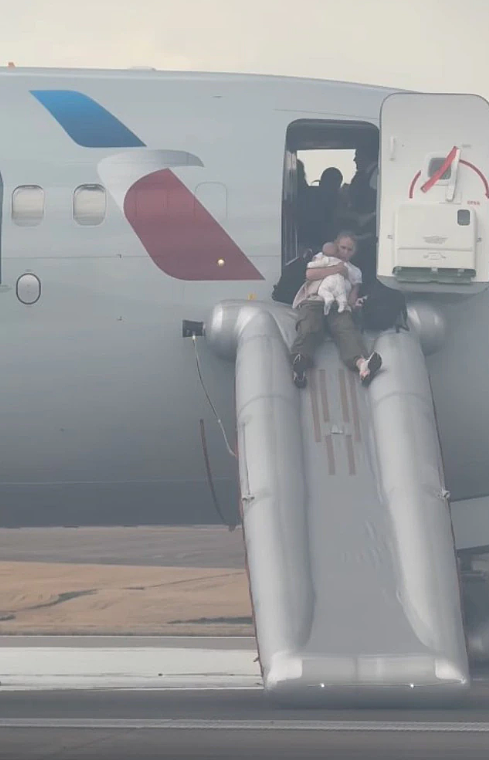 突发,墨尔本机场波音737撞了,机身巨大裂口!另一架737浓烟滚滚,数百乘客逃命(组图) - 8