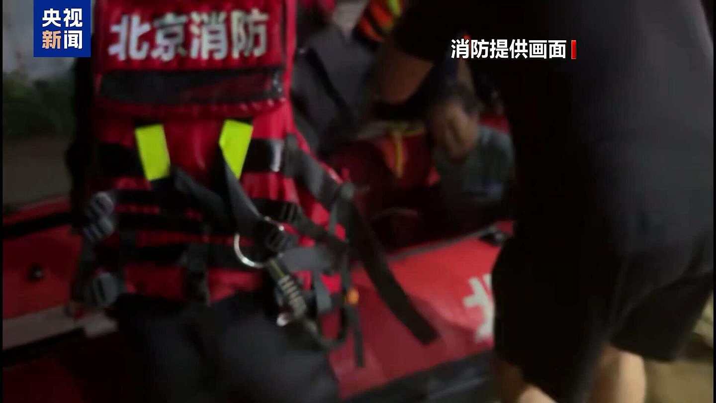 北京密云突发洪水,游客凌晨跳窗逃生:积水暴涨至胸口(视频/组图) - 3