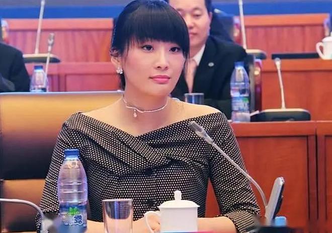 同样是花宗庆后的钱，对比杜建英和宗馥莉的珠宝，两人差距好大（组图） - 21