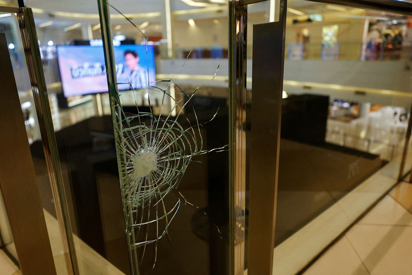 泰国曼谷市场发生枪击,警:至少6死,枪手已自尽(组图) - 4