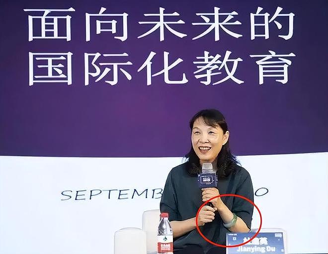 同样是花宗庆后的钱，对比杜建英和宗馥莉的珠宝，两人差距好大（组图） - 17