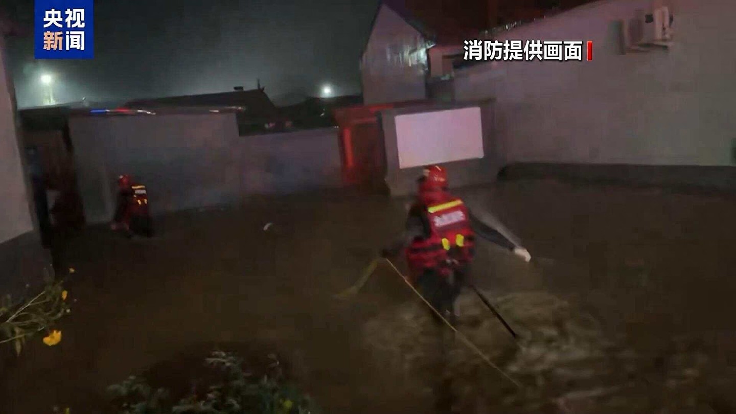 北京密云突发洪水,游客凌晨跳窗逃生:积水暴涨至胸口(视频/组图) - 1