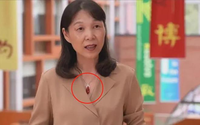 同样是花宗庆后的钱，对比杜建英和宗馥莉的珠宝，两人差距好大（组图） - 10