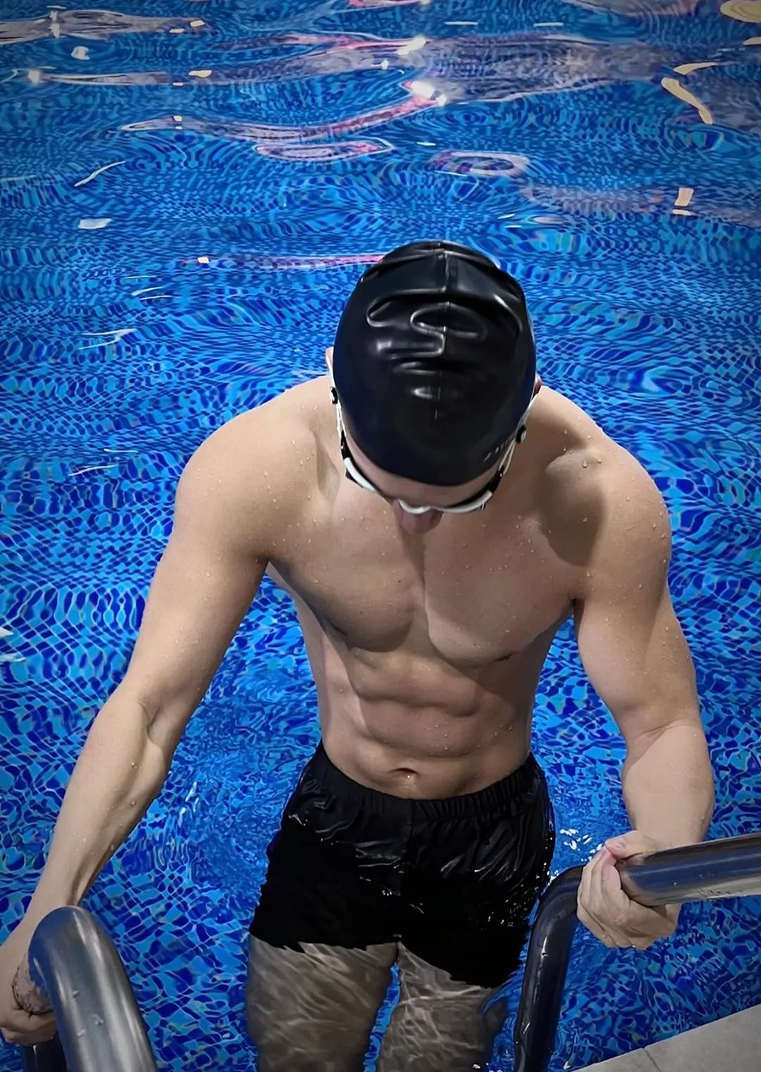 【帅哥】山东189肌肉猛男,如今拍照姿势太大胆,网友辣评:是不是弯了...(组图) - 7