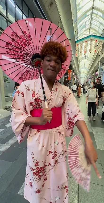 巴西网红在日本街头cos白蛇火了!但他整的抽象活,远不止这些...(组图) - 29