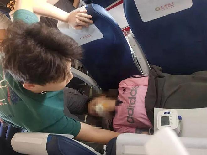 医学生飞机上救人被质疑“没资格”？回应来了（组图） - 6