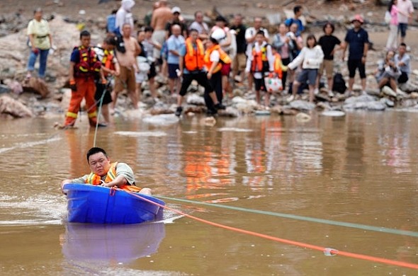 北京暴雨已致30人死亡!直升机飞至平房上空来回转移老人小孩,官方严阵以待,市民非必要不外出(视频/组图) - 13