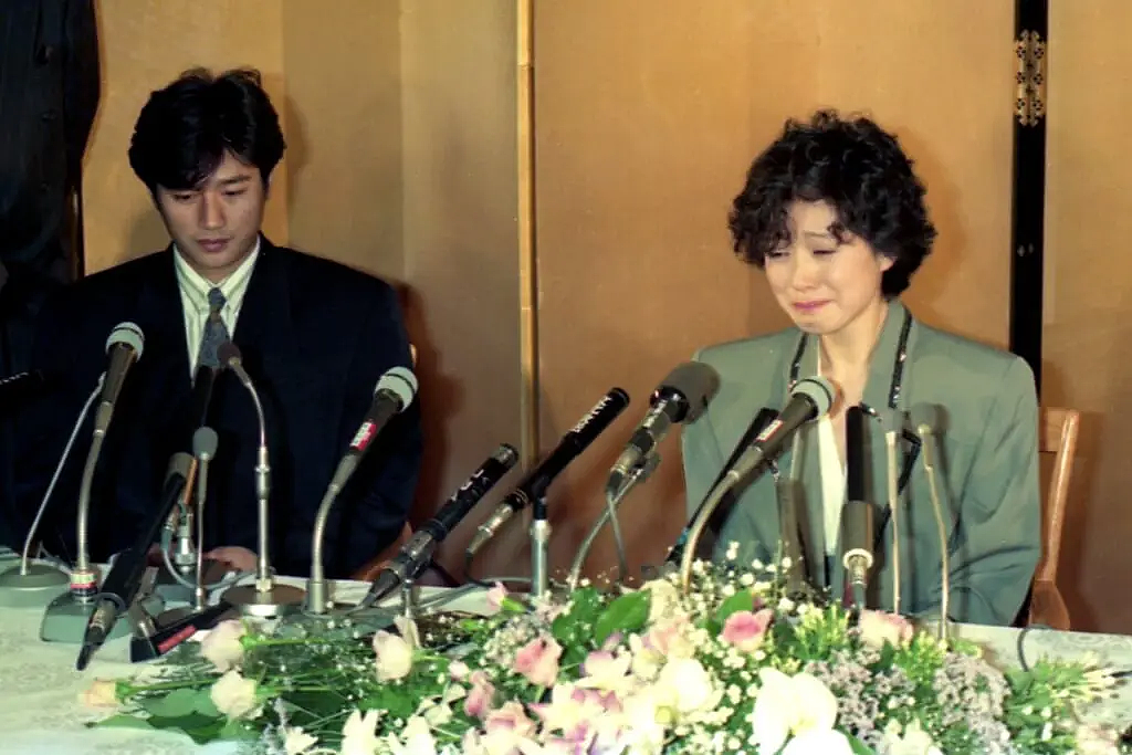 亚洲顶级渣男塌房后复出?劈腿中日3位天后,逼女友自杀转头就娶富家女,亲妈骨灰被偷照样领奖...(组图) - 18