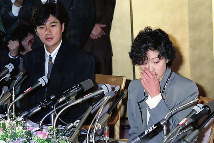 亚洲顶级渣男塌房后复出?劈腿中日3位天后,逼女友自杀转头就娶富家女,亲妈骨灰被偷照样领奖...(组图) - 17