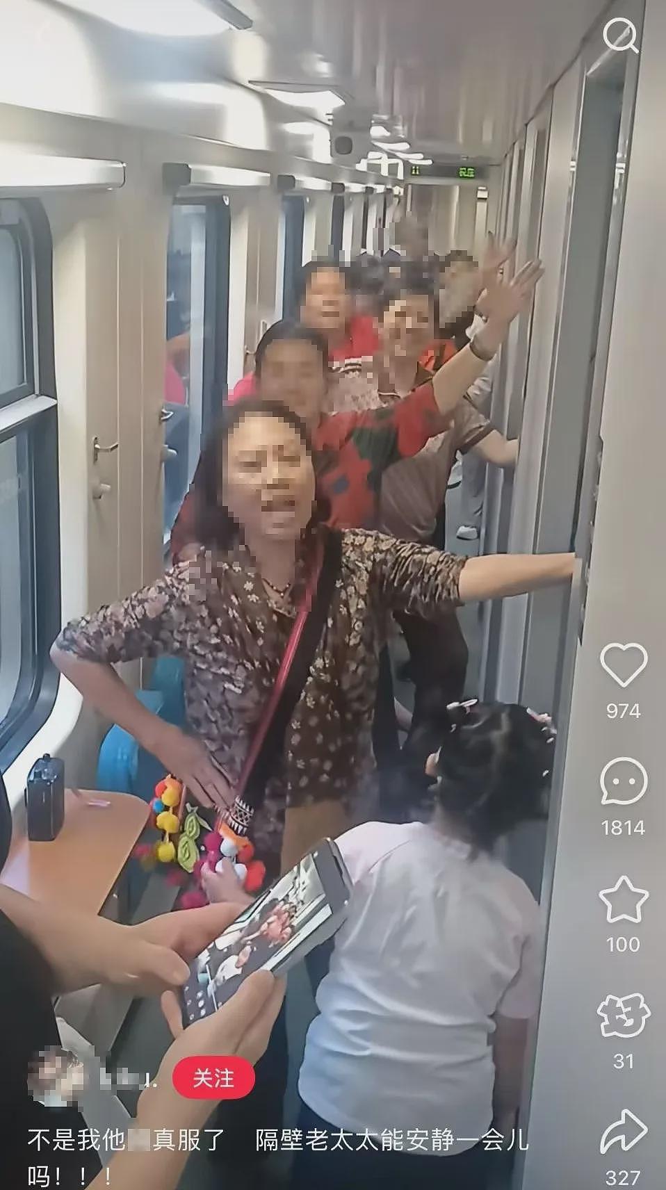 大妈在火车卧铺走道跳广场舞，网友：看着都烦（组图） - 1