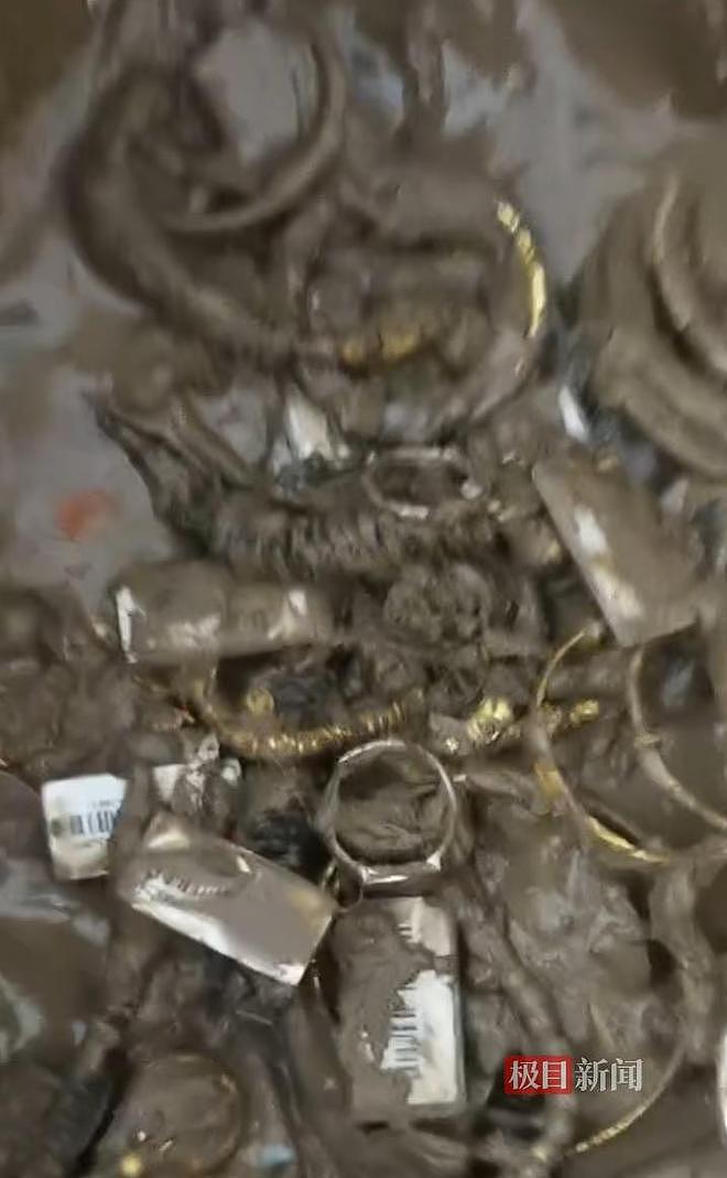 “上千万金饰被洪水冲走”店主否认虚报损失：有清淤人员捡到首饰主动归还婉拒酬金，盼尽快找到保险柜（组图） - 2