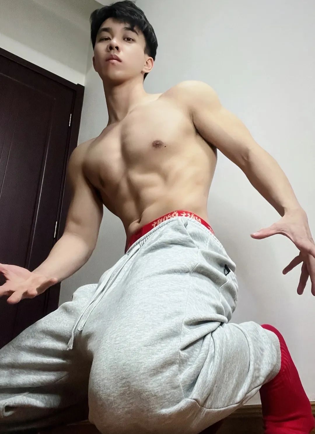 【帅哥】山东189肌肉猛男,如今拍照姿势太大胆,网友辣评:是不是弯了...(组图) - 4