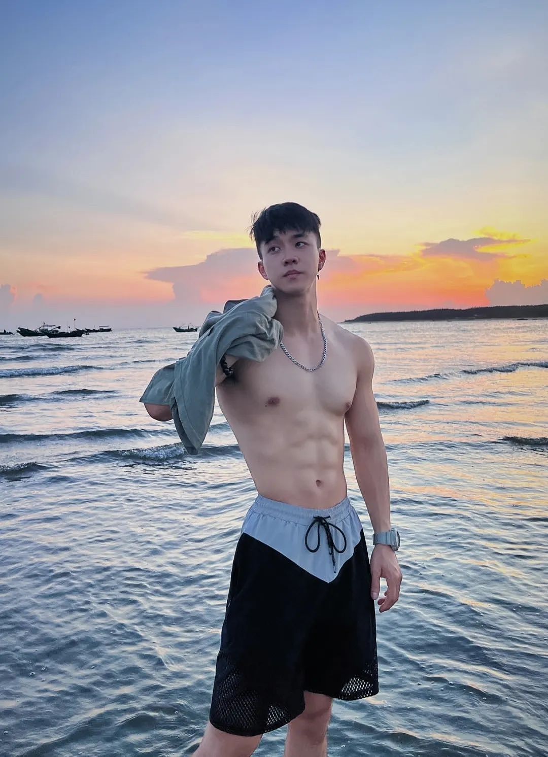 【帅哥】山东189肌肉猛男,如今拍照姿势太大胆,网友辣评:是不是弯了...(组图) - 5