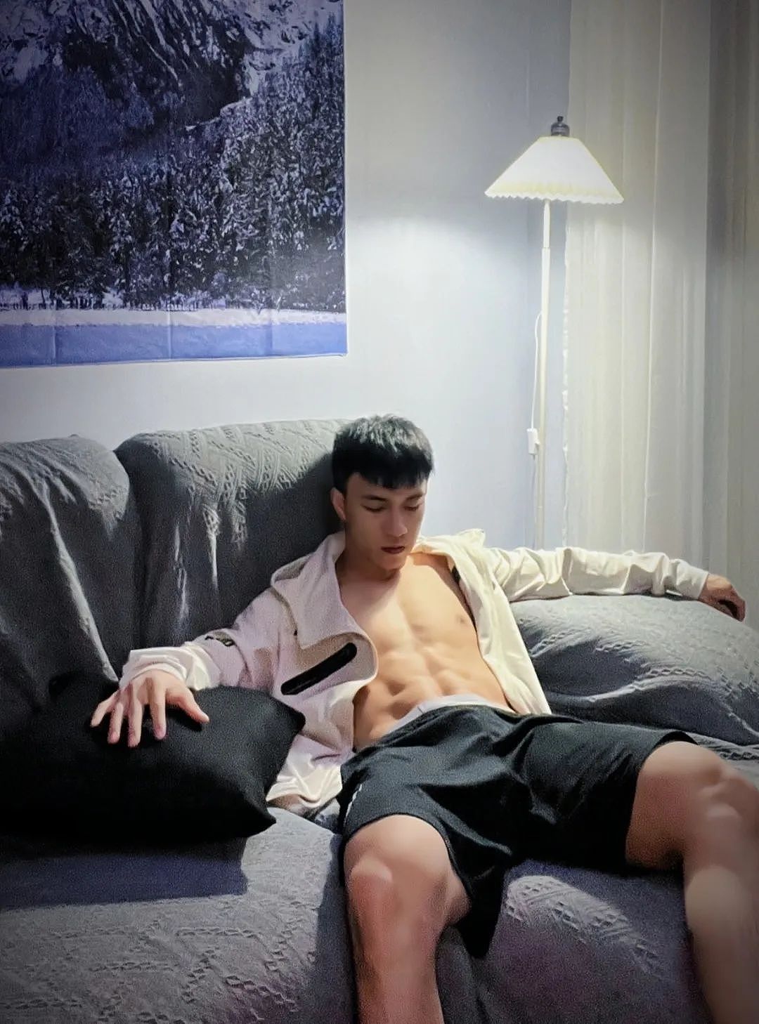 【帅哥】山东189肌肉猛男,如今拍照姿势太大胆,网友辣评:是不是弯了...(组图) - 6