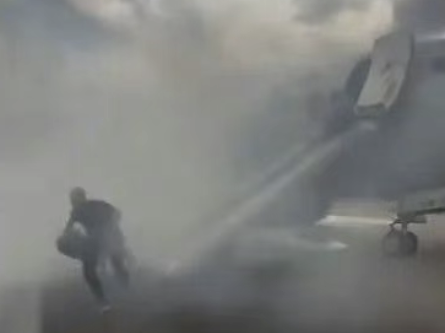 飞机坠毁爆炸、砸毁汽车、浓烟冲天!波音737被撞裂,173人浓烟中逃生画面曝光(组图) - 8