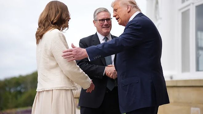 52岁英国首相夫人见特朗普,被不断赞美,“调情意味”惹争议(组图) - 4