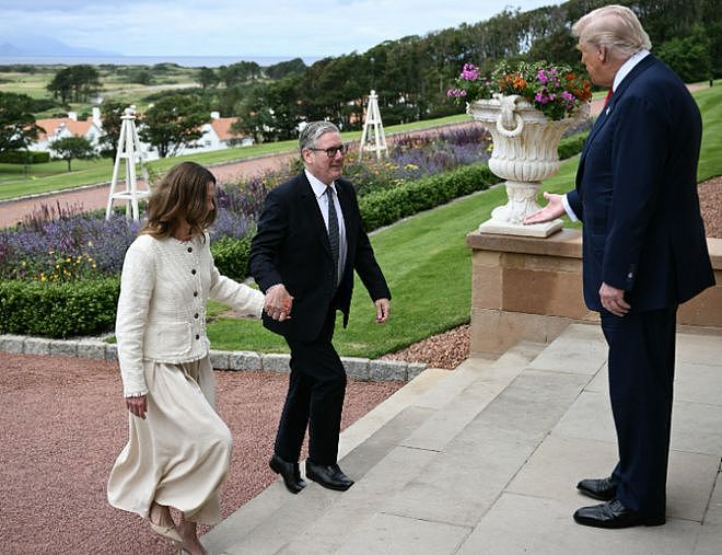 52岁英国首相夫人见特朗普,被不断赞美,“调情意味”惹争议(组图) - 1