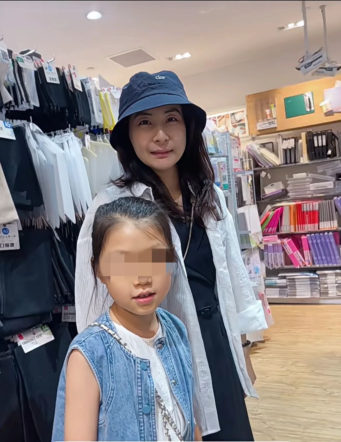 郭晶晶现身新加坡，素颜逛平价店没架子，网友直呼太接地气！（组图） - 2