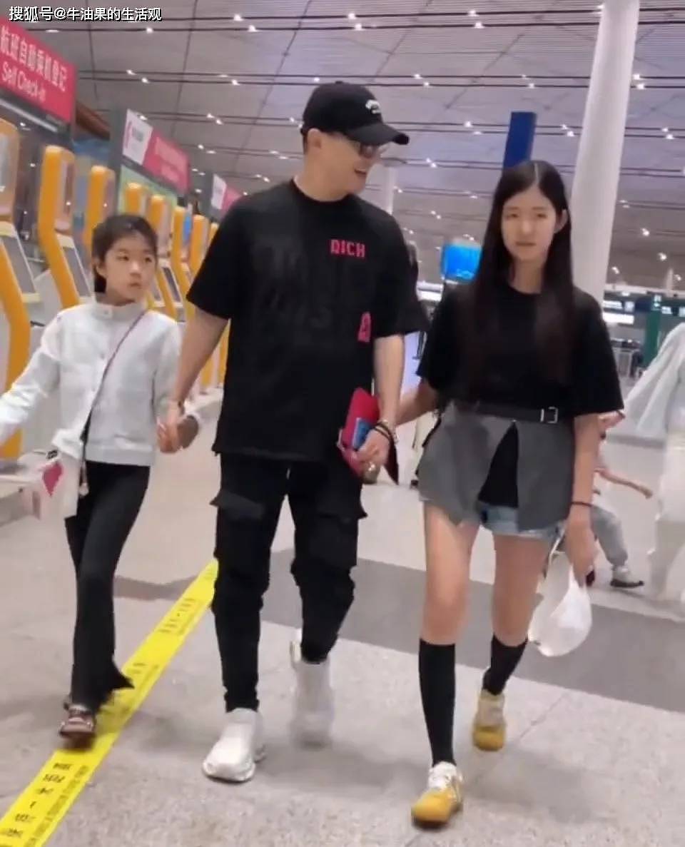汪峰带孩子回京，4个孩子3个妈，前任葛荟婕哭诉与女儿失联 （组图） - 1
