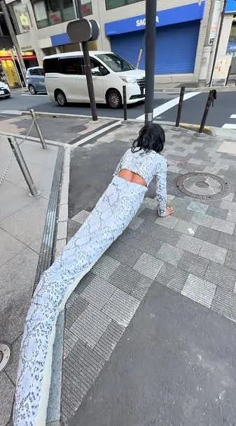 巴西网红在日本街头cos白蛇火了!但他整的抽象活,远不止这些...(组图) - 5