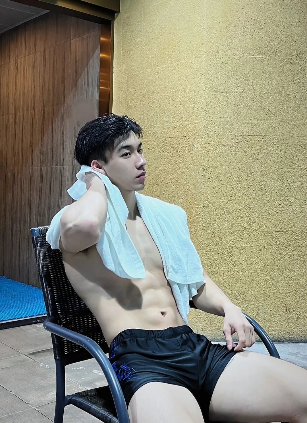 【帅哥】山东189肌肉猛男,如今拍照姿势太大胆,网友辣评:是不是弯了...(组图) - 10