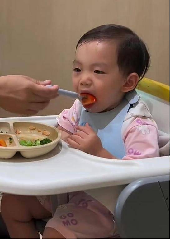 TVB男星因妻子喂食儿子引争议,霸气护妻怒怼网民(组图) - 2