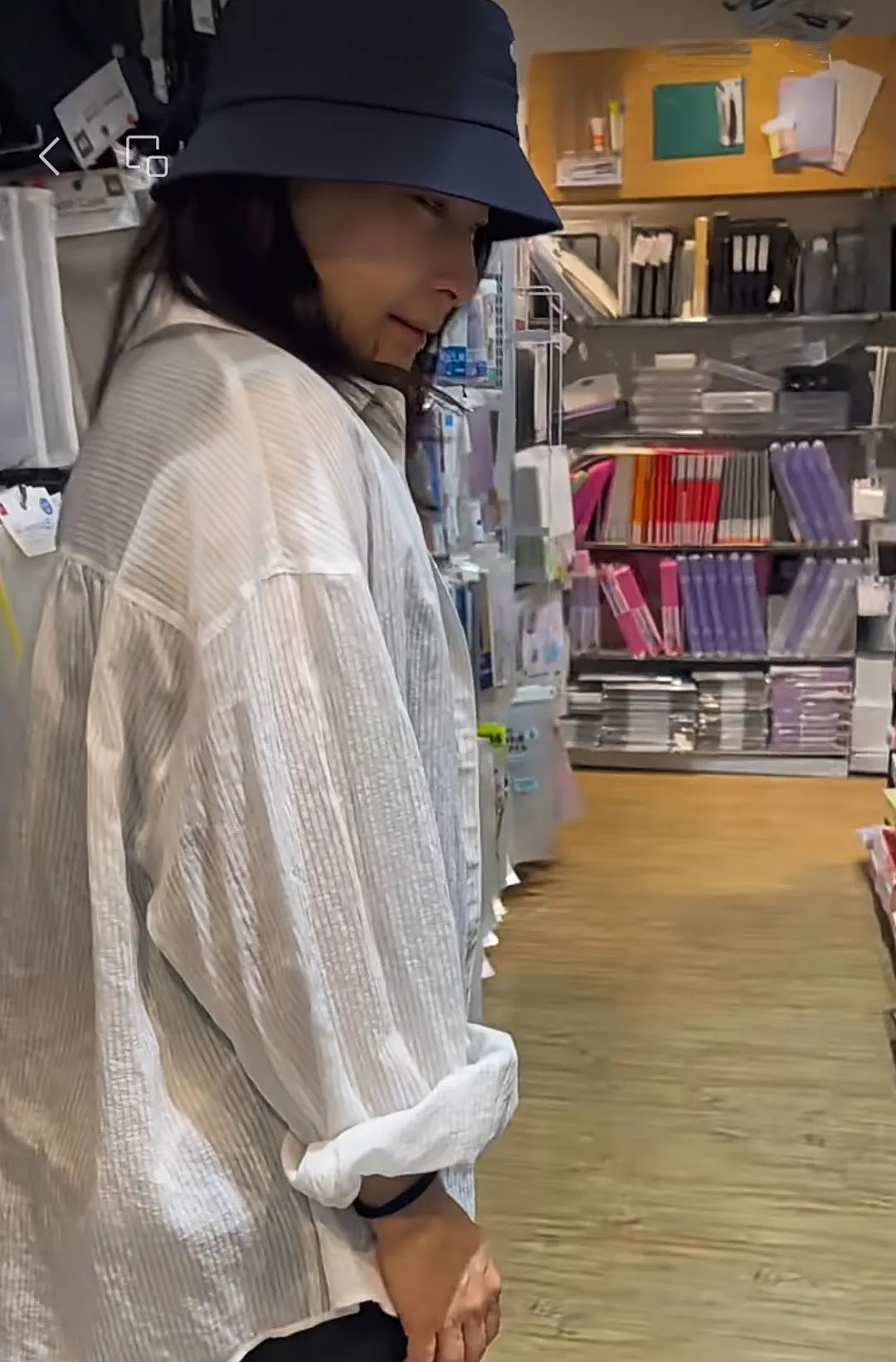 郭晶晶现身新加坡，素颜逛平价店没架子，网友直呼太接地气！（组图） - 3