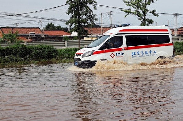 北京暴雨已致30人死亡!直升机飞至平房上空来回转移老人小孩,官方严阵以待,市民非必要不外出(视频/组图) - 7