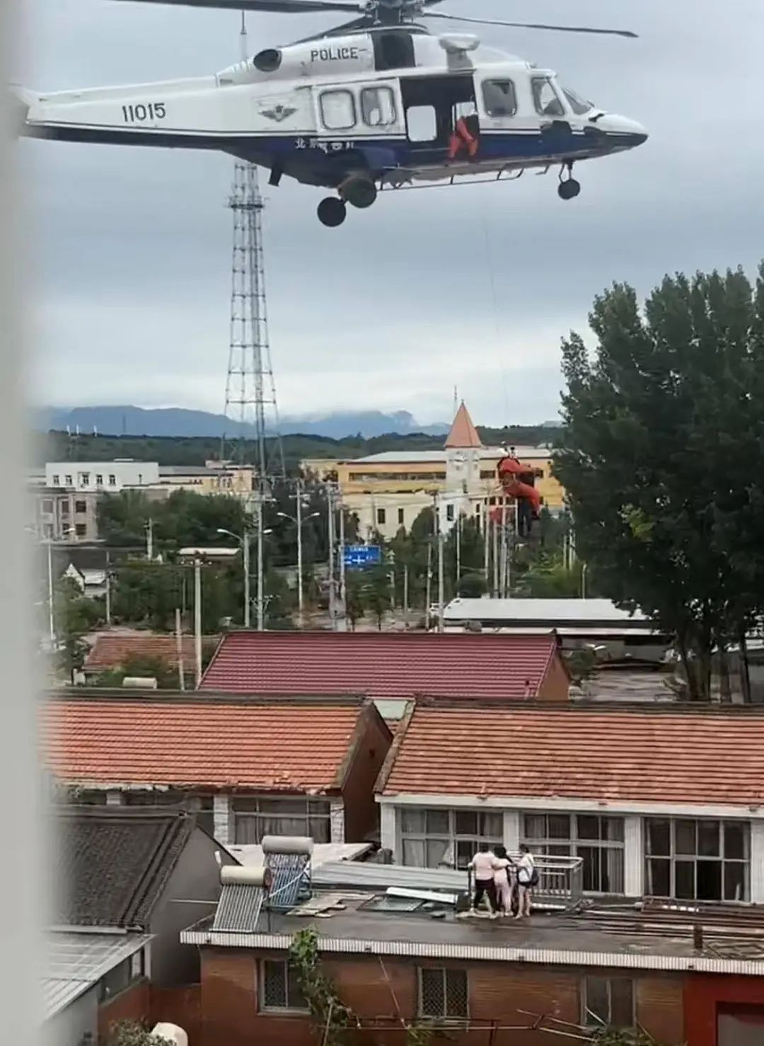 北京暴雨已致30人死亡!直升机飞至平房上空来回转移老人小孩,官方严阵以待,市民非必要不外出(视频/组图) - 5